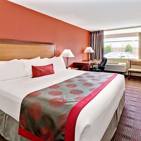 Ramada By Wyndham Baltimore West Esterno foto