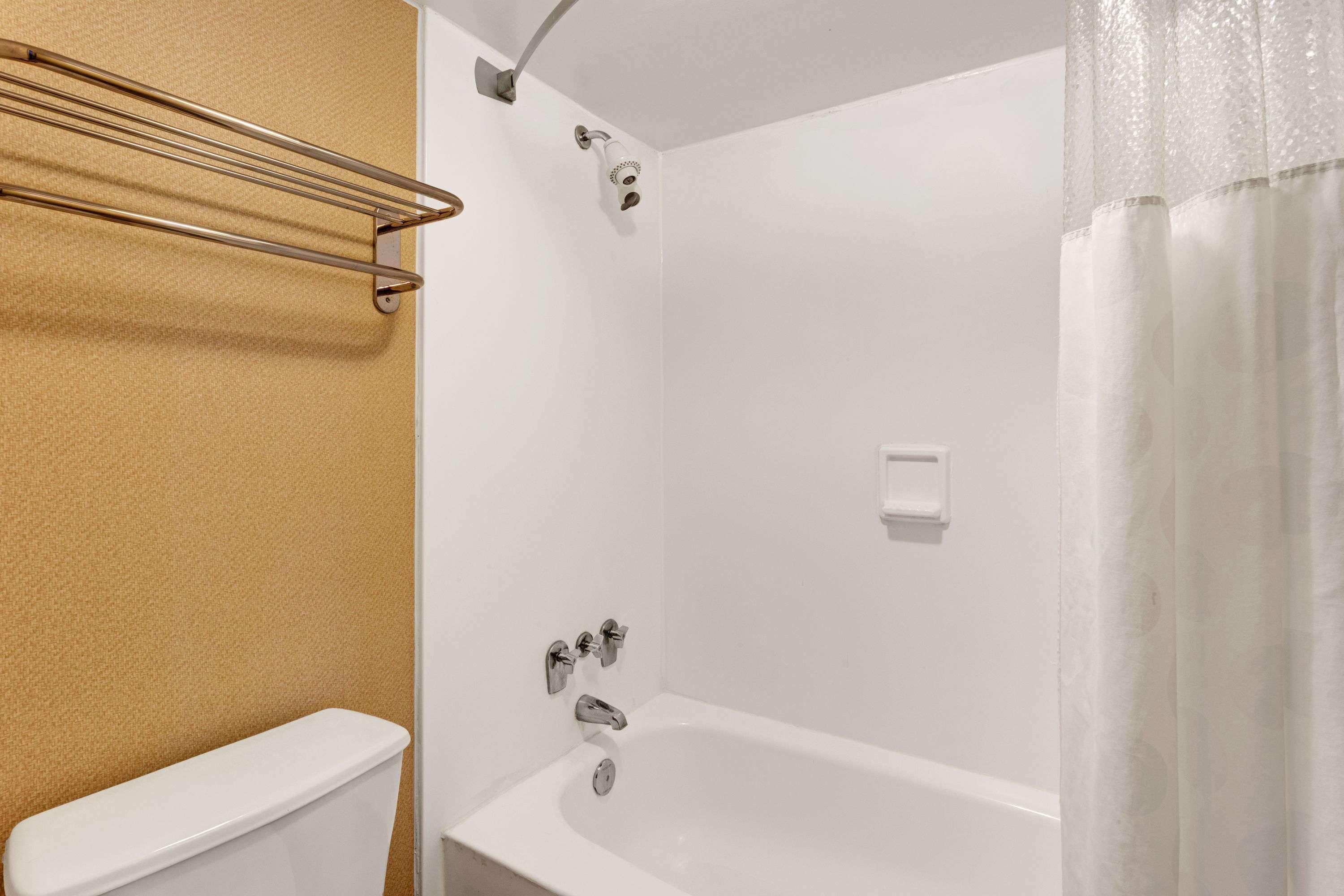 Ramada By Wyndham Baltimore West Esterno foto