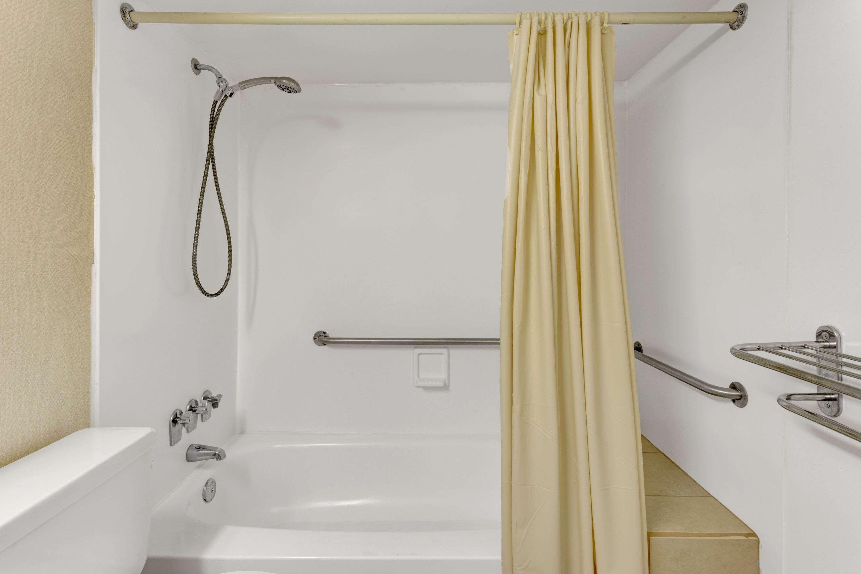 Ramada By Wyndham Baltimore West Esterno foto