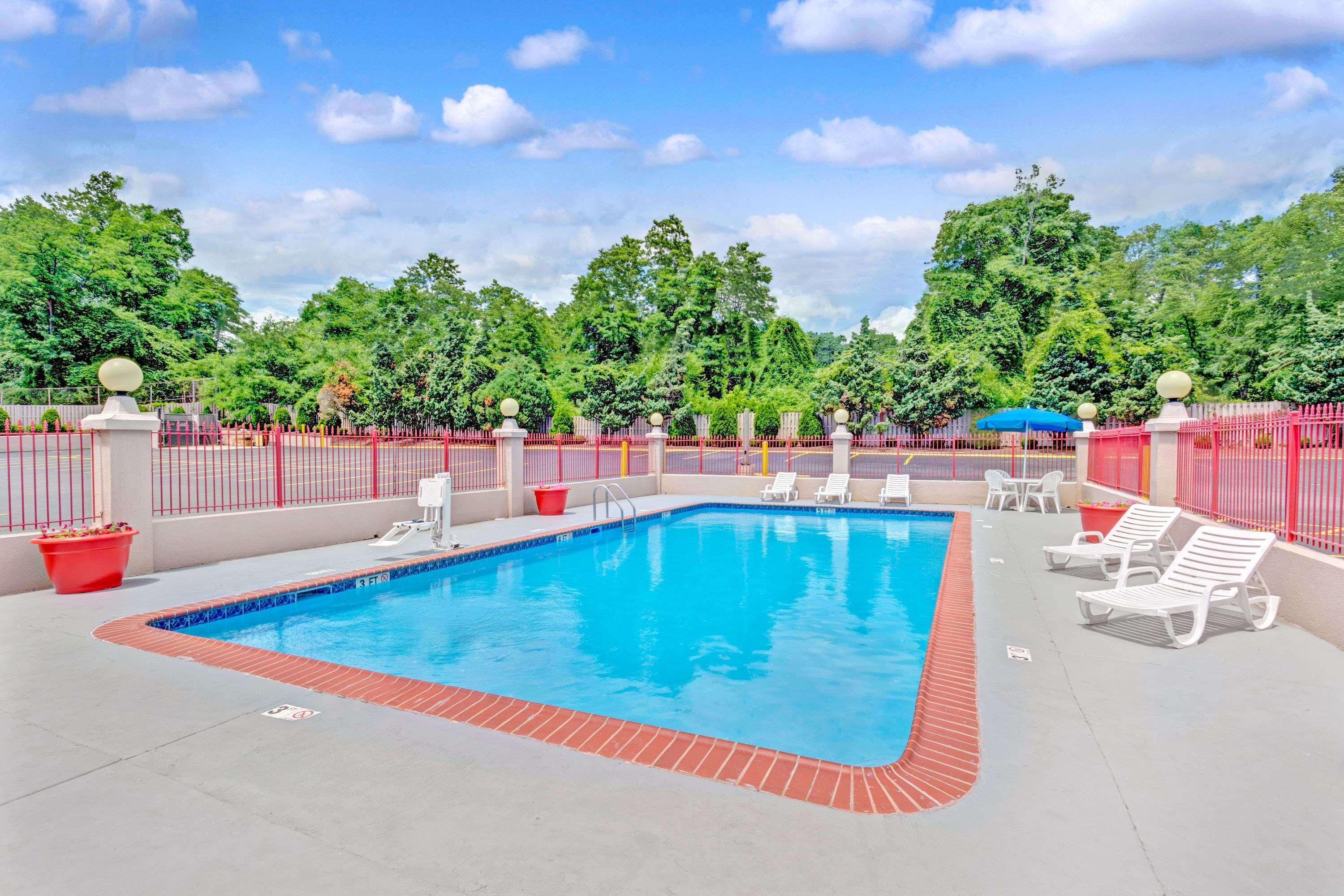 Ramada By Wyndham Baltimore West Esterno foto