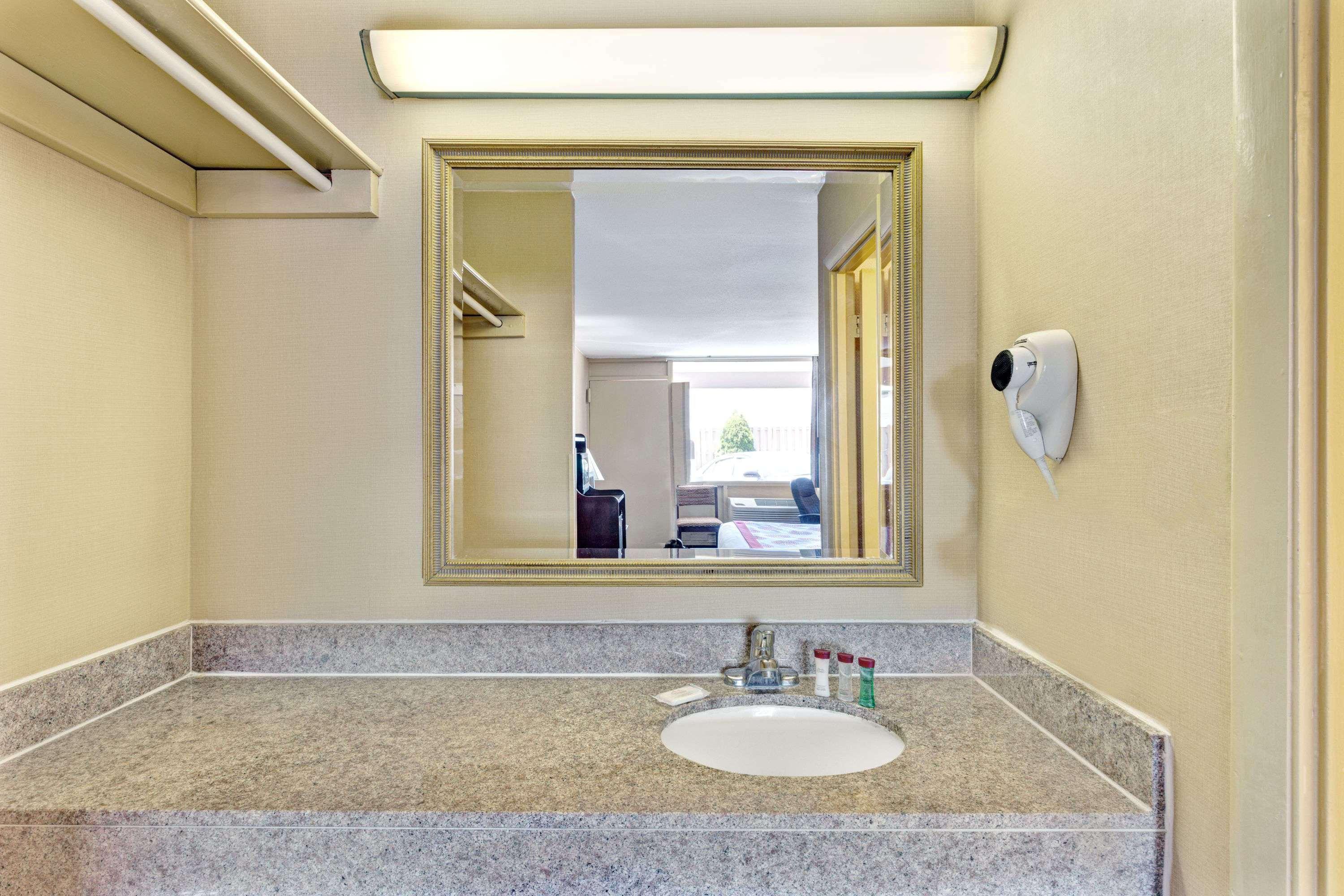 Ramada By Wyndham Baltimore West Esterno foto