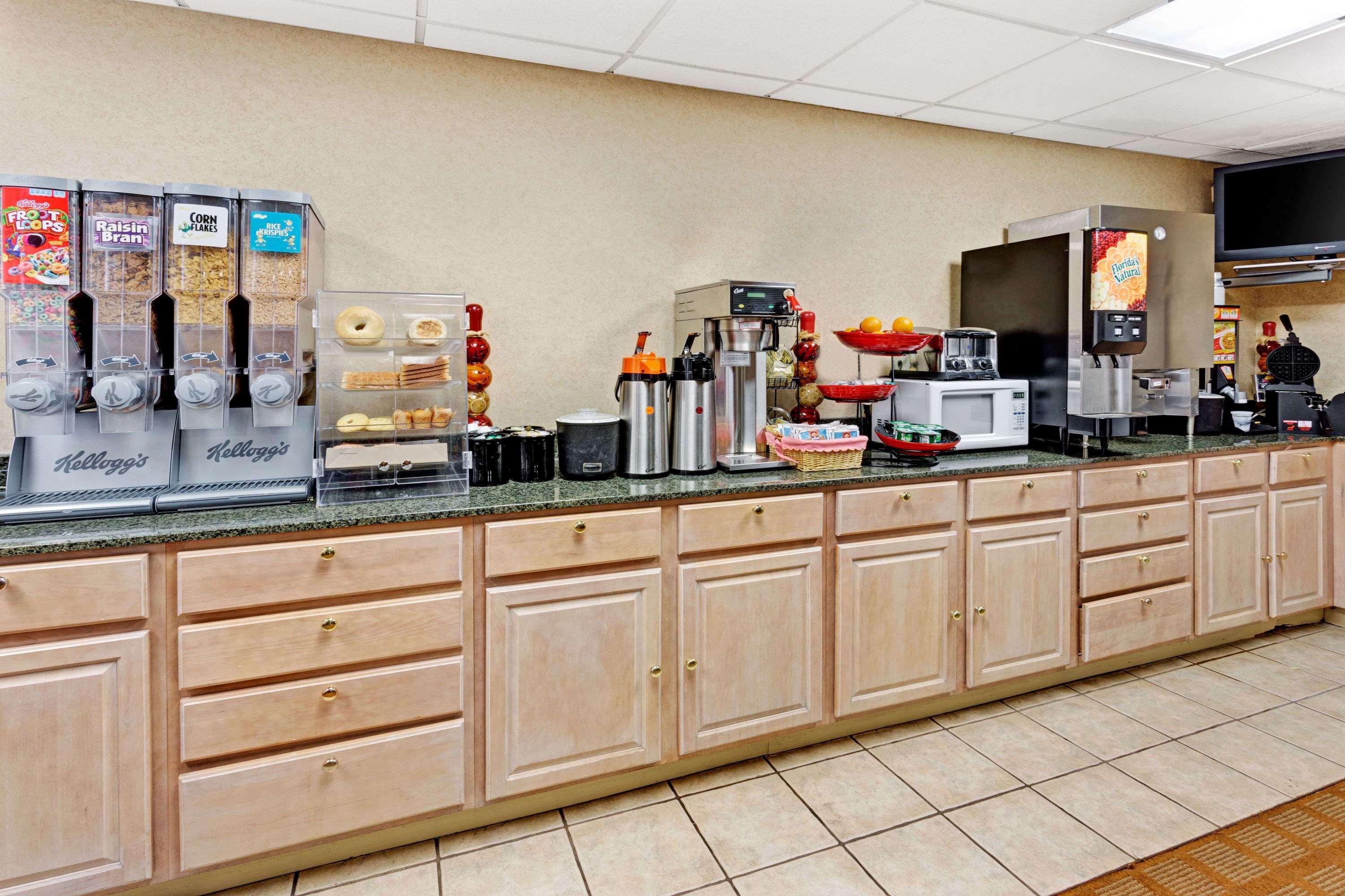 Ramada By Wyndham Baltimore West Esterno foto