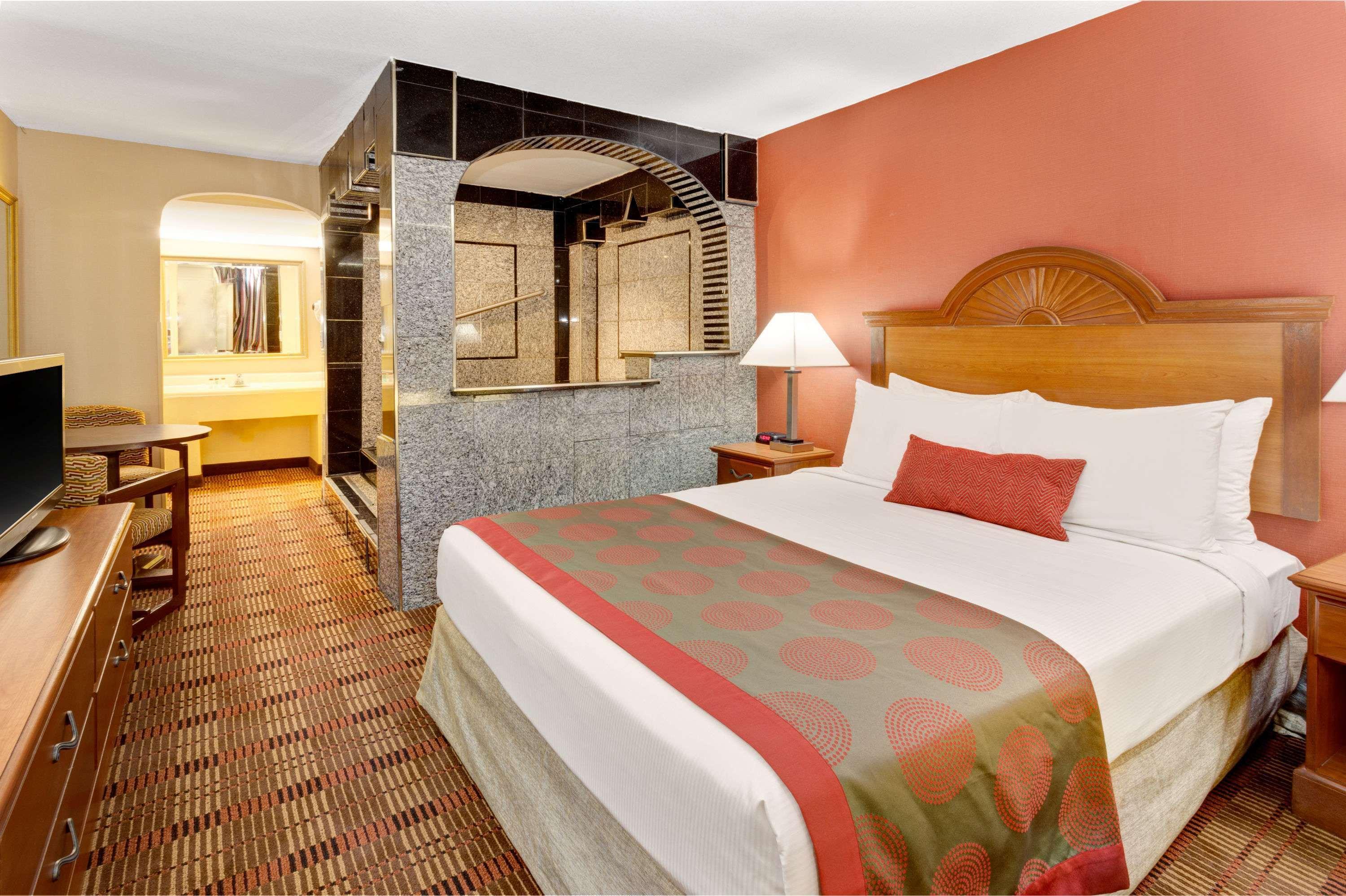Ramada By Wyndham Baltimore West Esterno foto